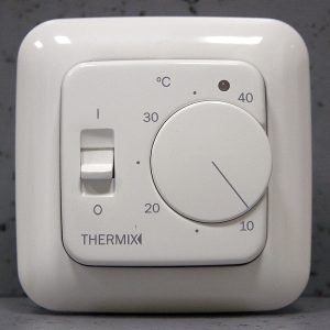 klassicheskij-variant-komnatnogo-termoregulyatora-dlya-teplogo-pola-s-vynosnym-datchikom-temperatury